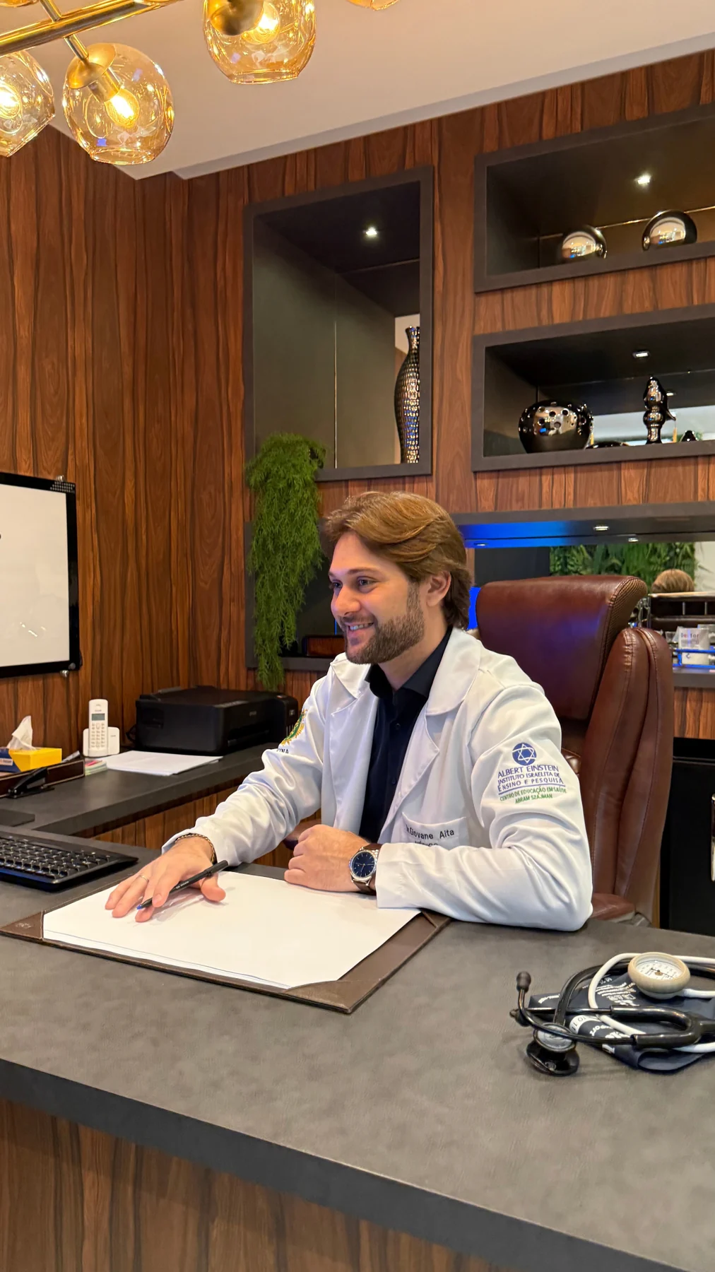 Dr. Giovane Aita em seu consultório